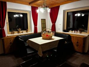un comedor con una mesa con una cesta en Landhaus Geisler, en Zell am Ziller
