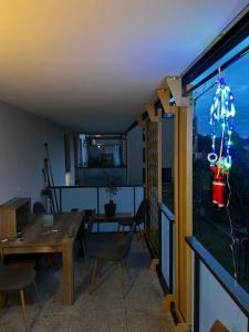 Un comedor con una mesa y una ventana. en Apparemment 3 pièce Strasbourg Ilkirch graffenstaden, en Illkirch-Graffenstaden