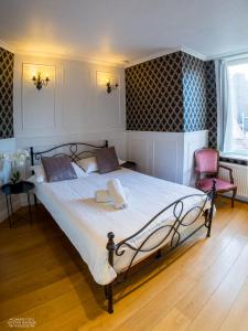 布鲁日Hostel Lybeer Private Rooms just for two!的带一张大床和一把椅子的卧室