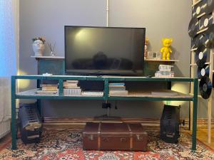 a tv on a shelf with a television on it at UltracentrART in Craiova