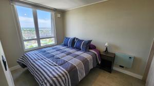 a bedroom with a bed and a large window at Espectacular, moderno, 2D2B, con estacionamiento in Los Ángeles