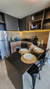 a kitchen with a table with plates and glasses on it at Espectacular, moderno, 2D2B, con estacionamiento in Los Ángeles