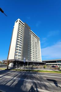 a tall white building with a street in front of it at Espectacular, moderno, 2D2B, con estacionamiento in Los Ángeles