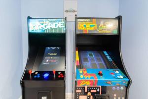 twee speelautomaten naast elkaar bij Bay Breeze Escape - 3BR Home with Game Room, Huge Backyard, Patio & Minutes from Boardwalk in Kemah