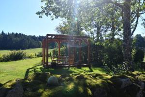 un patio de recreo en medio de un campo en Chambres d'hôtes - Les Fayards, en Montregard