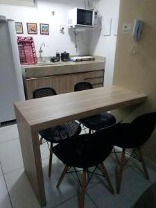 cocina con mesa de madera y 4 sillas en Israel Flat Tambaú - 213, en João Pessoa