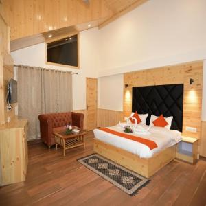 Postel nebo postele na pokoji v ubytování Grand Vi Vaan Ultra Luxury Rooms With Mountain Views And Free Parking !!! Top Rated Best Hotel In Manali