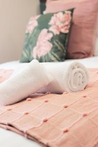 Harbour View Hayling Island في Hayling Island: منشفة بيضاء فوق السرير +7 صور