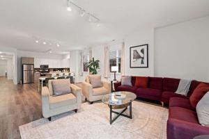 een woonkamer met een bank, stoelen en een tafel bij Stylish 3BR Gem in Prime Location in Chicago