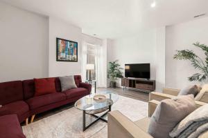 Una televisión o centro de entretenimiento en Stylish 3BR Gem in Prime Location 27 fotos más