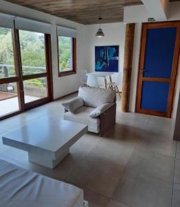 a living room with a couch and a table at Apart Finiterra in Mar de las Pampas