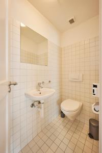 Et badeværelse på Bern 5, City Apartment, central, modern, spacious + 22 billeder