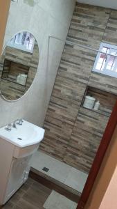 Ένα μπάνιο στο Garage y Patio Privado en La Falda