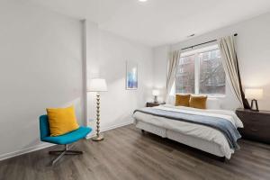 Una cama o camas en una habitación de Modern 3BR Near McCormick & South Loop