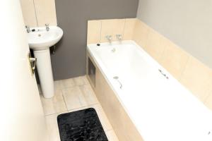 Et badeværelse på Grace View Guest House - Fourways + 9 billeder