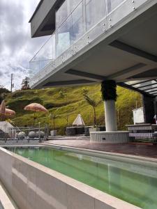 Бассейн в Habitacion en Guatape con mirador lateral privado или поблизости