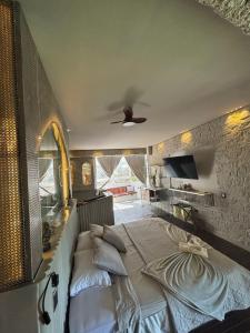 Телевизор и/или развлекательный центр в Habitacion en Guatape con mirador lateral privado