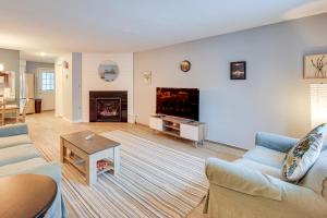 Χώρος καθιστικού στο 5 Mi to Loon Mountain Resort! Family Townhome