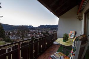 balcón con mesa, sillas y vistas en Oberstdorfer Bergwelt A. Schömig en Oberstdorf