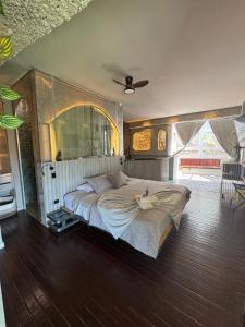 Кровать или кровати в номере Habitacion en Guatape con mirador lateral privado