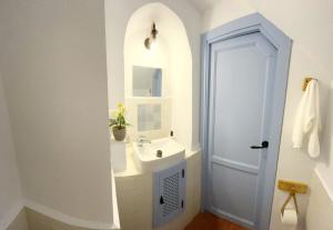 Et badeværelse på Apartamento 319 by Villamya + 19 billeder