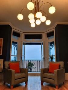 Khu vực ghế ngồi tại Seafront Balcony Flat