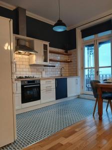 Nhà bếp/bếp nhỏ tại Seafront Balcony Flat +4 ảnh