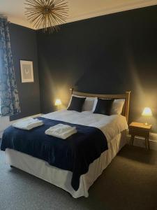 Giường trong phòng chung tại Seafront Balcony Flat