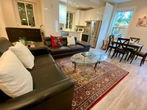 Posezení v ubytování Ridge Pointe Retreat Your Victoria Hideaway + 18 fotografií