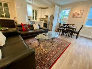 Posezení v ubytování Ridge Pointe Retreat Your Victoria Hideaway