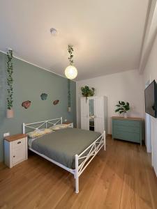 una camera da letto con un letto e una televisione di B&B Sunny's House a Bologna