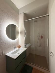 un bagno con lavandino e doccia in vetro di B&B Sunny's House a Bologna
