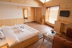 TV a/nebo společenská místnost v ubytování Grand Vi Vaan Ultra Luxury Rooms With Mountain Views And Free Parking !!! Top Rated Best Hotel In Manali + 17 fotografií