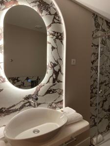 ein Badezimmer mit Waschbecken und Spiegel in der Unterkunft Casa Correio Boutique Hotel in Valença + 71 Fotos