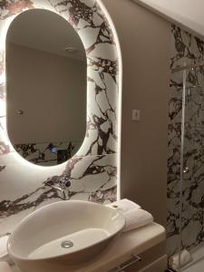 ein Badezimmer mit Waschbecken und Spiegel in der Unterkunft Casa Correio Boutique Hotel in Valença