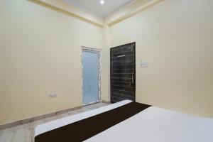 a bedroom with a bed and a window at Hotel O BLISS INN in Chinhat