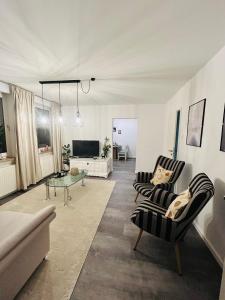 a living room with two chairs and a table at Ferienwohnung Paradies in Osnabrück