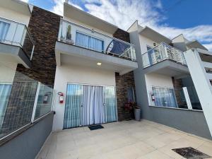 un edificio de apartamentos con balcones y patio en Dúplex con impresionantes vistas al mar RAT002, en Perequê