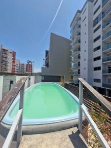 a swimming pool on the roof of a building at Monoambiente de diseño in Corrientes