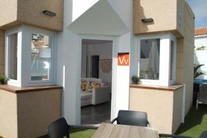 een woonkamer met tafels en stoelen bij Luxe Loma 2 in Mogán