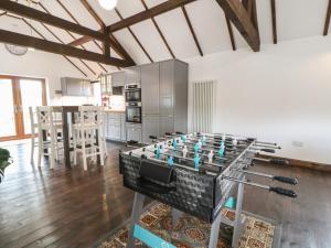 een keuken met een tafel waarop blauwe vogels staan bij Quarry Barn in Gresford