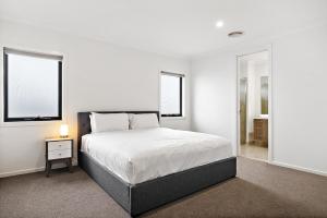 Giường trong phòng chung tại Spacious 5-Bed Home in Peaceful Point Cook