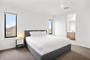 Giường trong phòng chung tại Spacious 5-Bed Home in Peaceful Point Cook