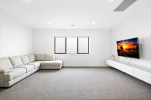 TV/trung tâm giải trí tại Spacious 5-Bed Home in Peaceful Point Cook