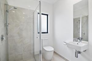 Phòng tắm tại Spacious 5-Bed Home in Peaceful Point Cook +10 ảnh