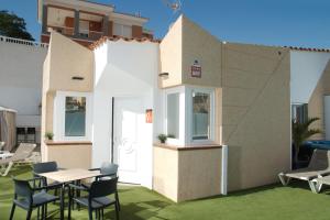 een weergave van een huis met een tafel en stoelen bij Luxe Loma 2 in Mogán