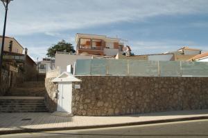 een gebouw met een stenen muur naast een straat bij Luxe Loma 2 in Mogán +17 foto's