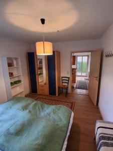 Postel nebo postele na pokoji v ubytování Ferienwohnung MiJo, mit Charme und Ostseenah