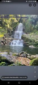 De la rosa y el canto de los pájaros في باراتي: صورة شلال على شاشة الكمبيوتر