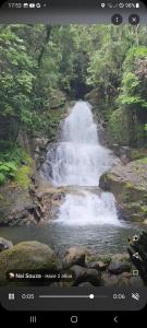 De la rosa y el canto de los pájaros في باراتي: فيديو لشلال في وسط نهر